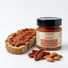 Carica l'immagine nel visualizzatore di Gallery, PESTO ROSSO con Pomodori Secchi, Mandorle e Olio EVO Biologico

